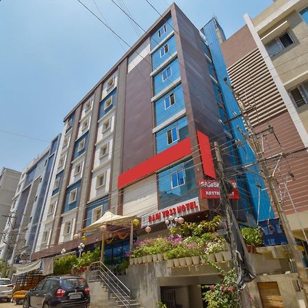 Hotel Raintr33 하이데라바드 외부 사진