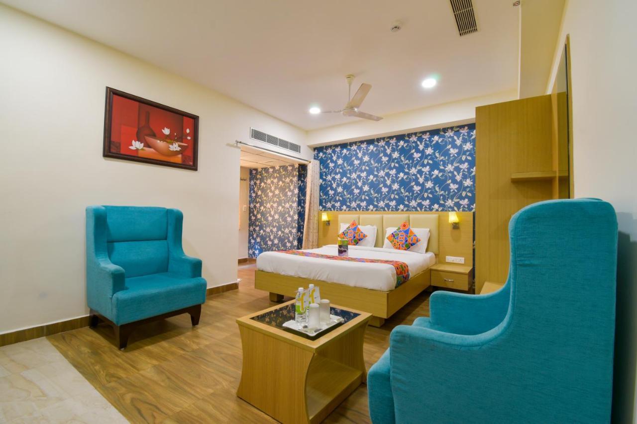 Hotel Raintr33 하이데라바드 외부 사진