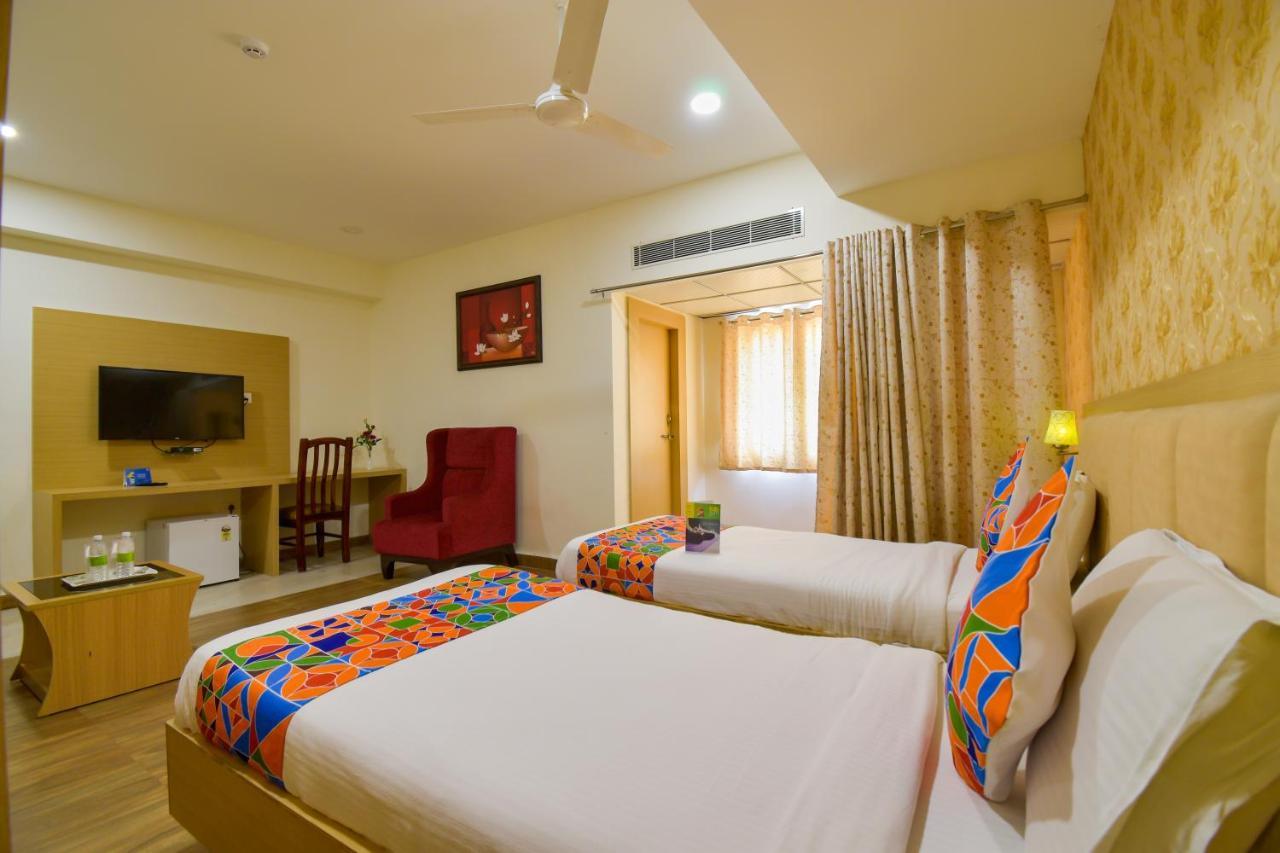Hotel Raintr33 하이데라바드 외부 사진