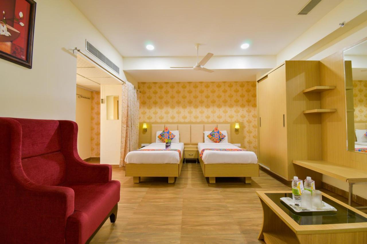 Hotel Raintr33 하이데라바드 외부 사진