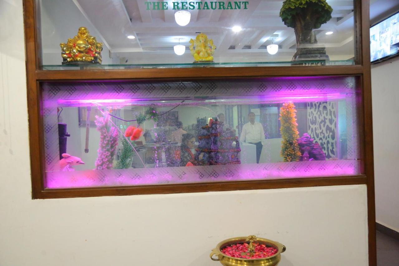 Hotel Raintr33 하이데라바드 외부 사진