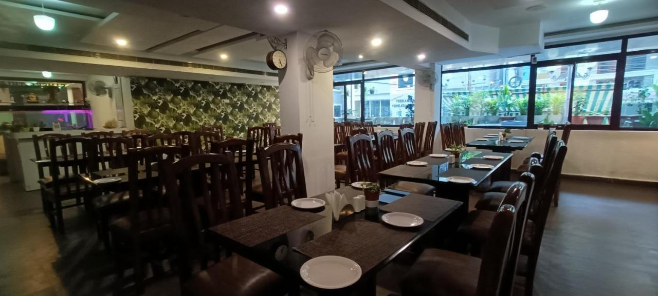 Hotel Raintr33 하이데라바드 외부 사진