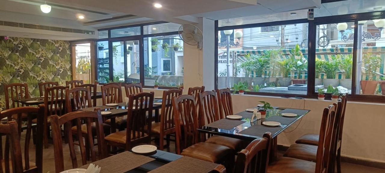Hotel Raintr33 하이데라바드 외부 사진